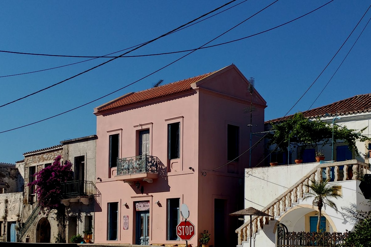 粉色新古典主义民宅，带套房和阁楼