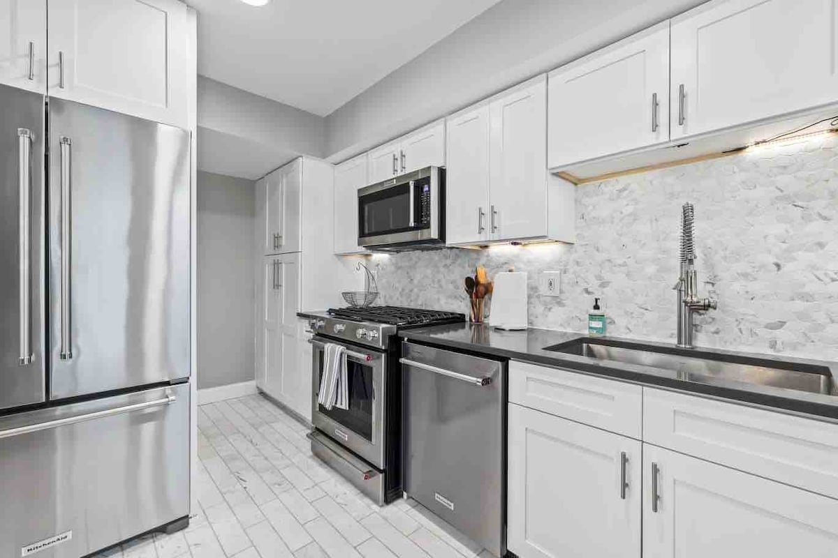 Tosa Village Gem: Luxuriously Renovated 2BR