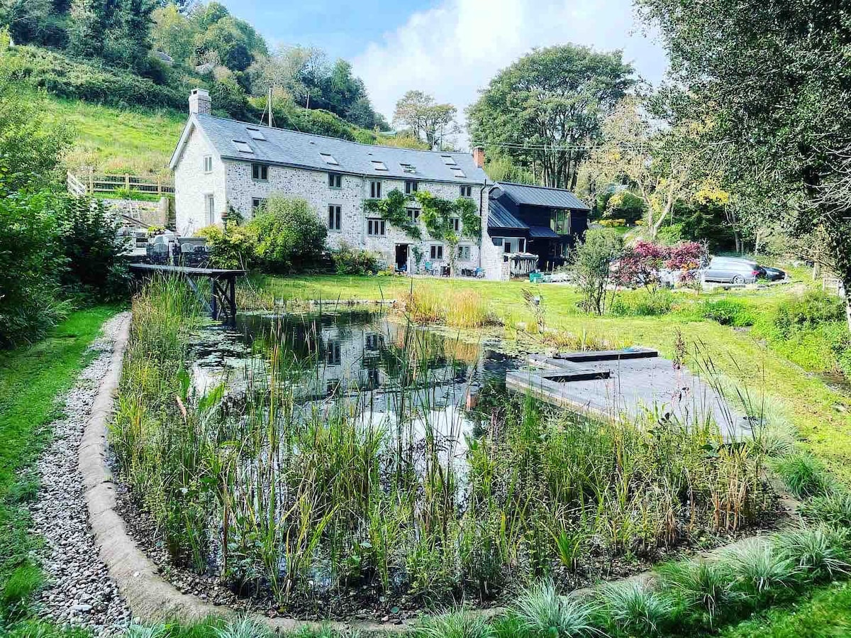 Idyllic 350 year old country house with pond