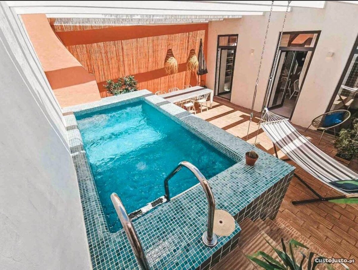 Agréable maison de ville avec une petite piscine