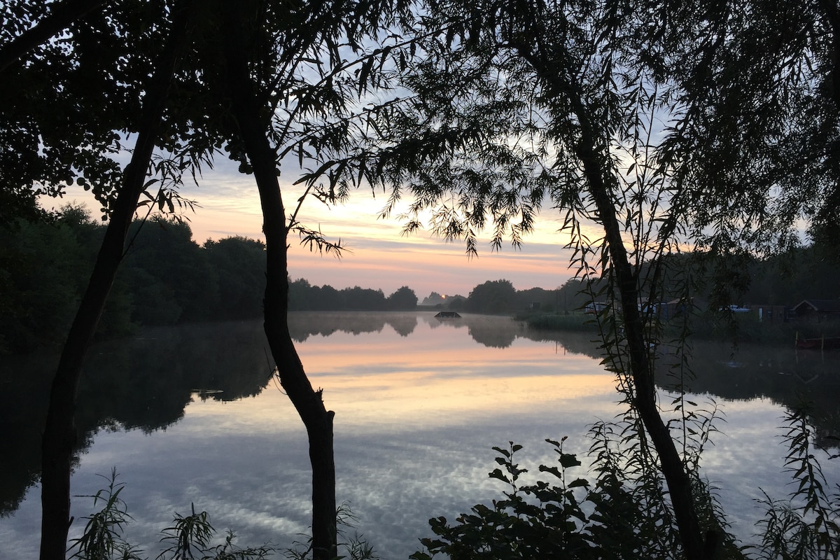 俯瞰诺福克彭特尼湖（ Pentney Lakes ）的宽敞小屋