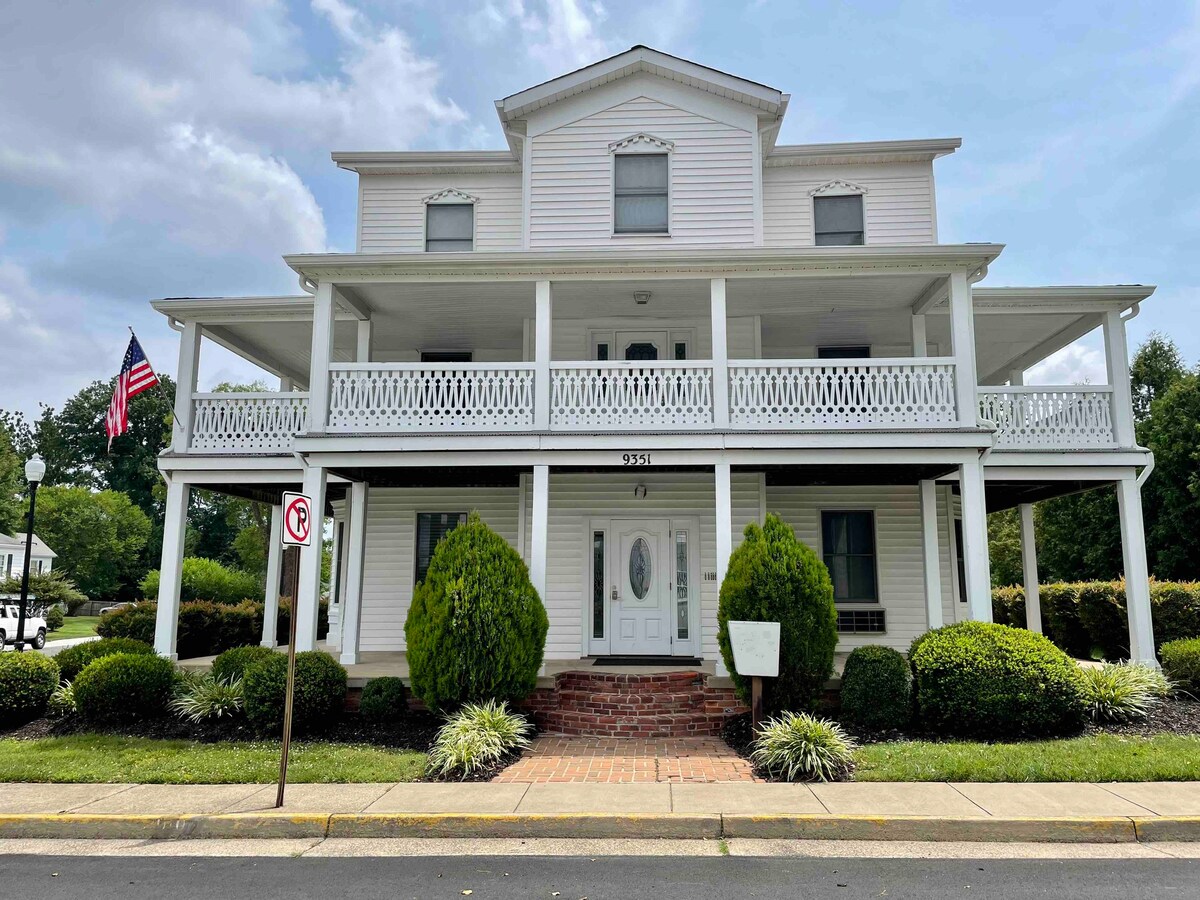 Cozy apartment in charming Old Town Manassas
