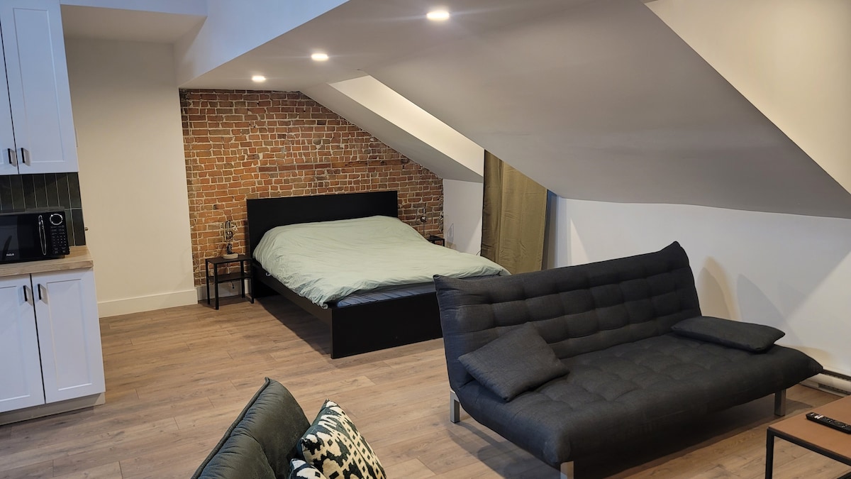 top floor loft, Perfect location, subway