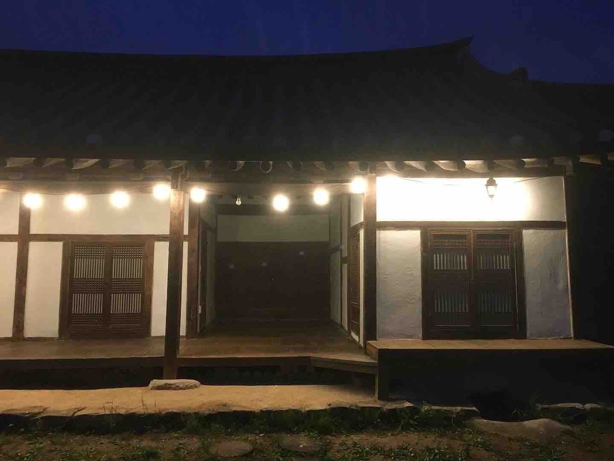 Uiseong Seo Party （韩屋图书馆， Bookstay ）