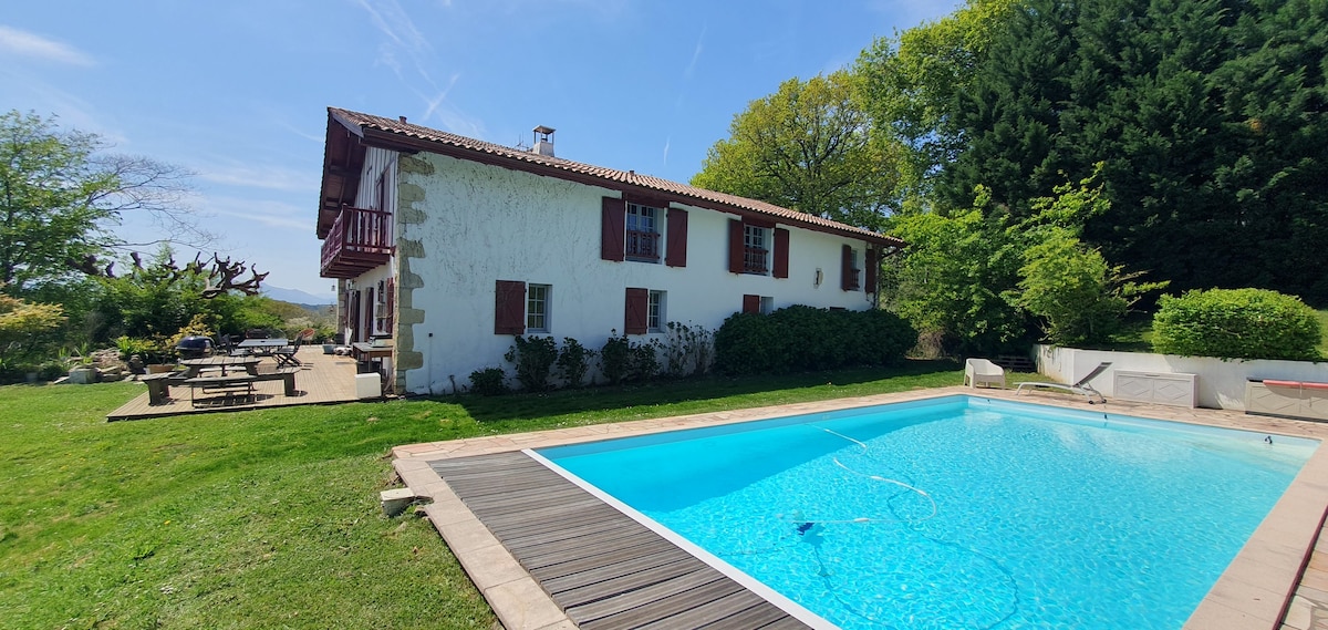 Grande ferme basque avec piscine, tennis & jacuzzi