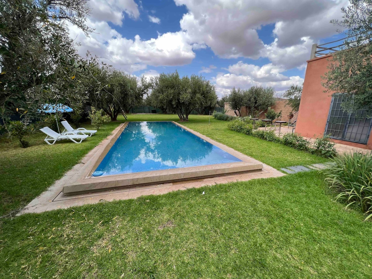 Villa avec piscine privé , terrain 1200 m2 Isolé.