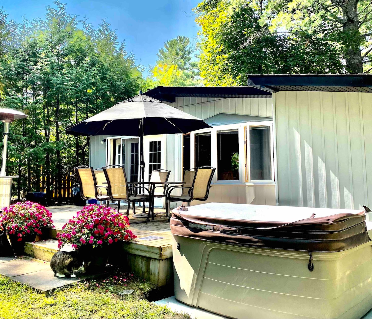 Talbot Cottage | Waterfront | Hot Tub | Karaoke