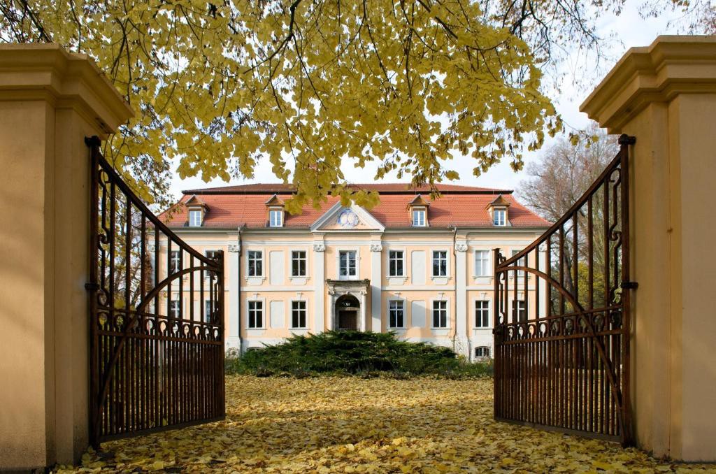 Stülpe Castle - Schlossherr von Stülpe