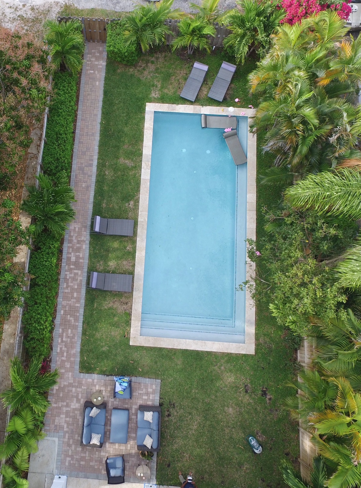 安静的绿洲-私人单间公寓/大型咸水泳池