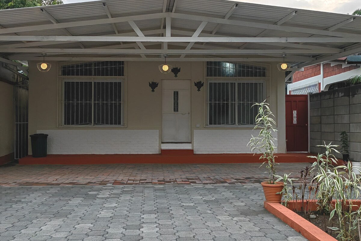 Casa Telhi - Amplio Alojamiento con Parqueo