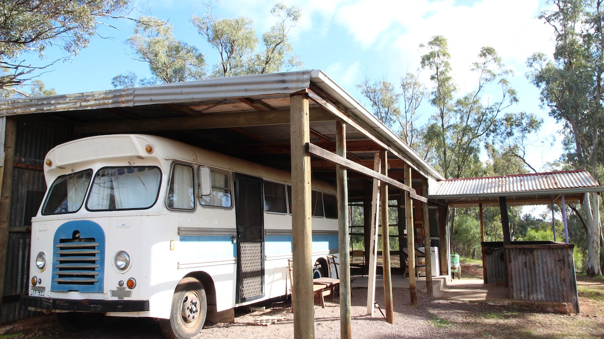 Kookaburra Creek Retreat 'The Bedford Bus'