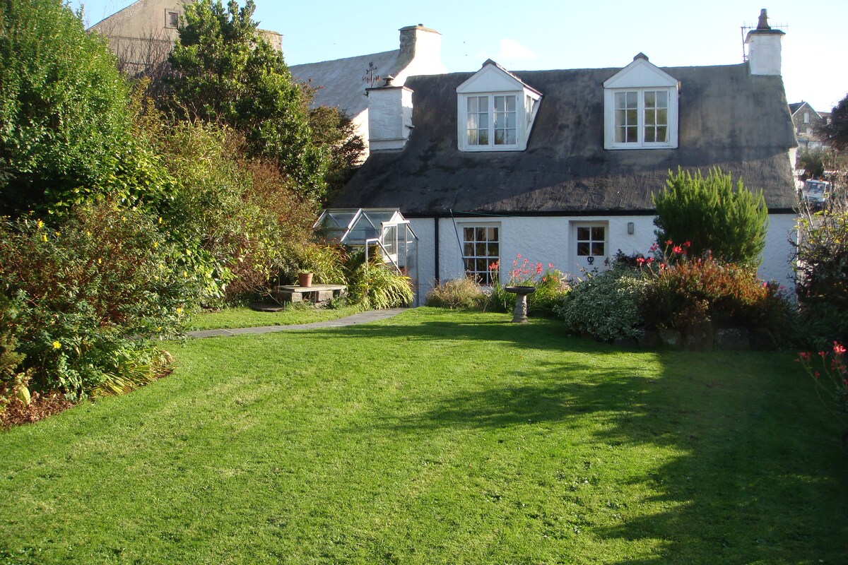 Yewdale Cottage, private garden & cathedral views