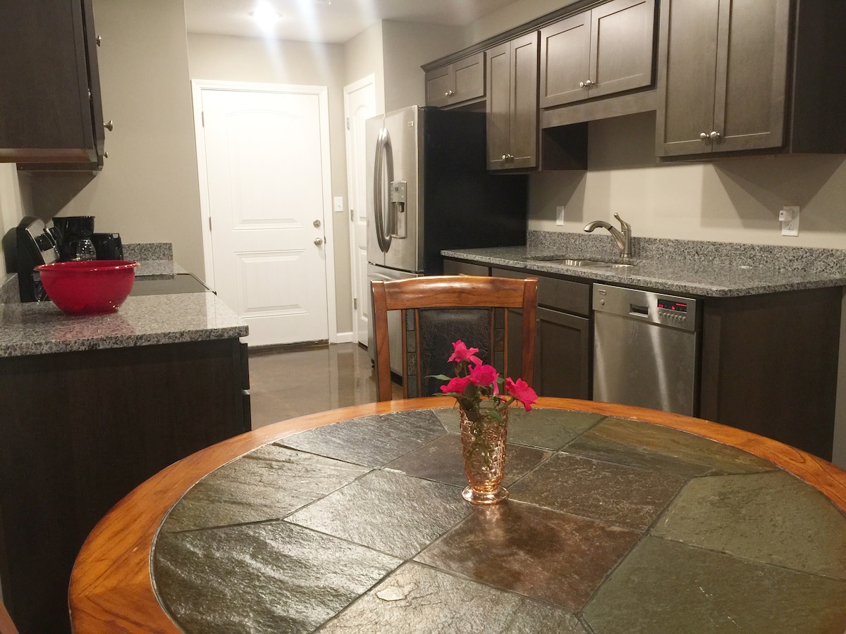 Relaxing Stylish Getaway – 2BR in Jonesboro : A