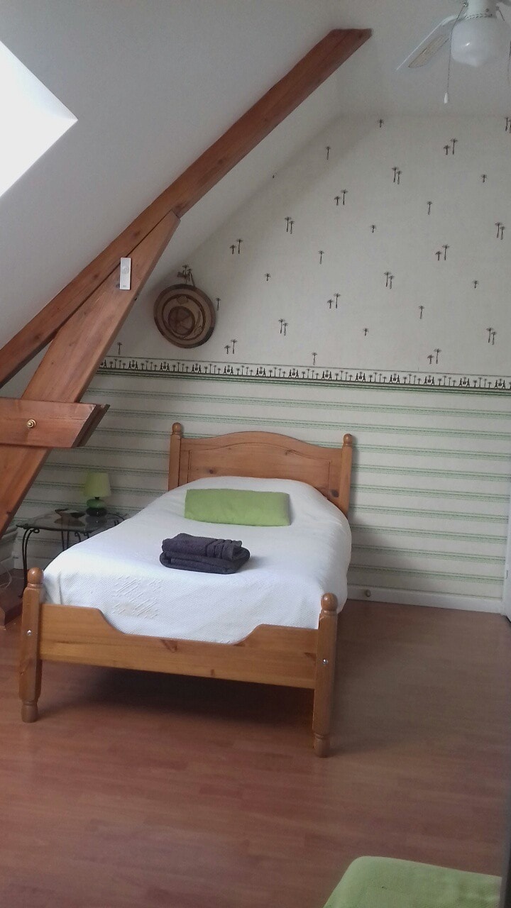 Chambre simple dans une maison à Domérat