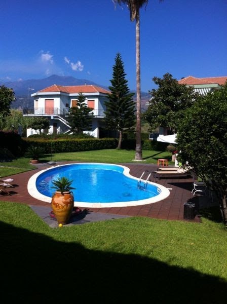 滨滨别墅，设有俯瞰埃特纳（ Etna ）的独家游泳池