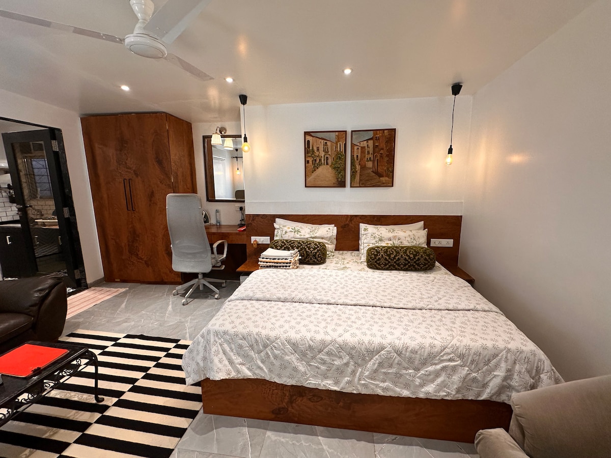 Delightful 1 bedroom tiny house in Bandra W Mumbai