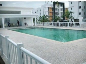 带泳池的漂亮公寓
