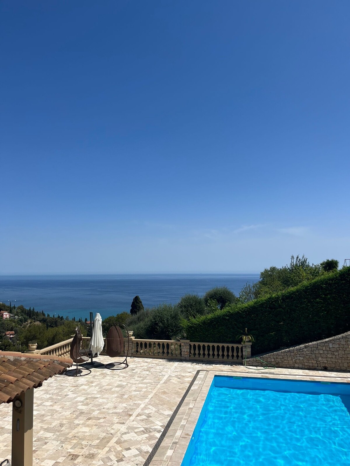 Appartement au sein d’une villa avec piscine.