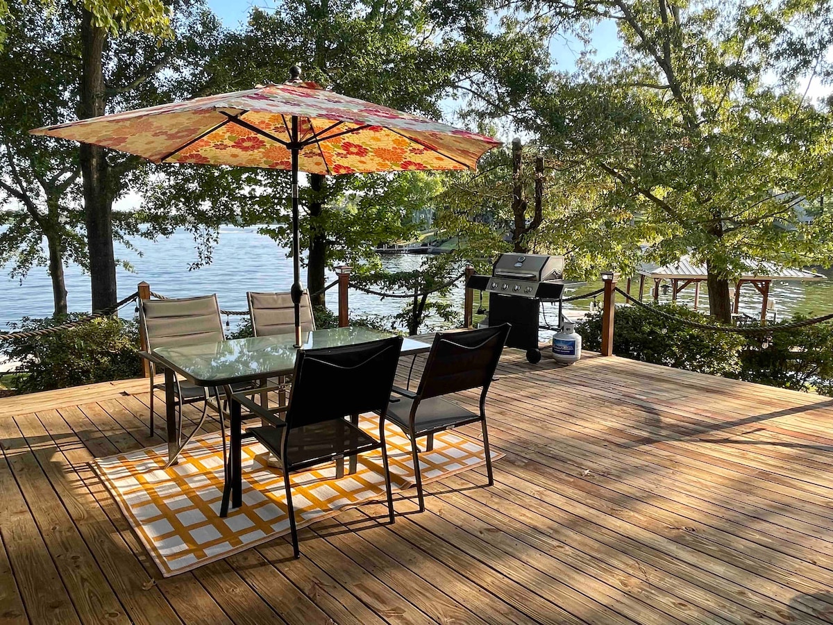 Lake Front Cottage, Private Boat Ramp & Large Dock