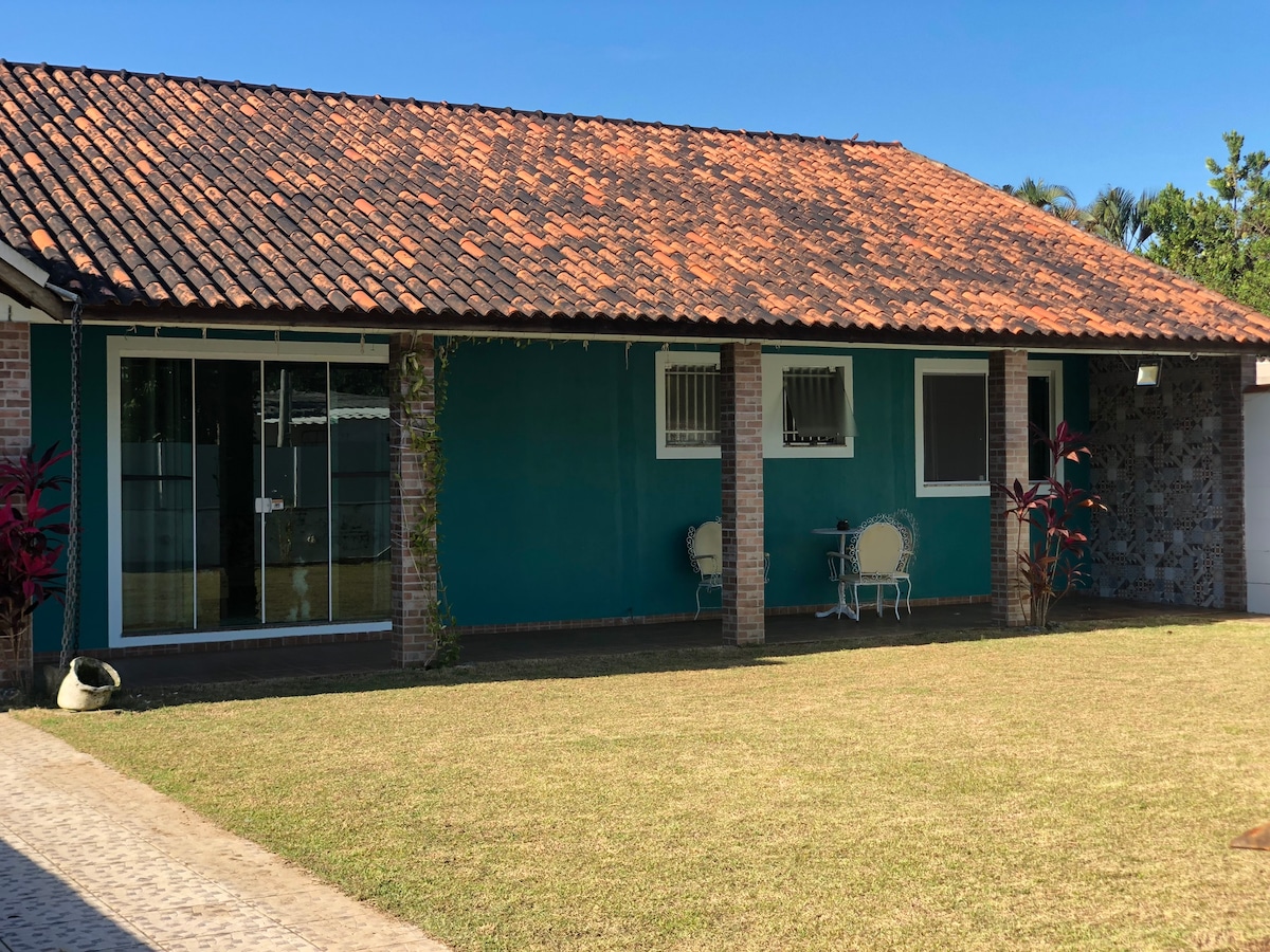 Casa 3 suítes, churrasqueira, piscina infantil