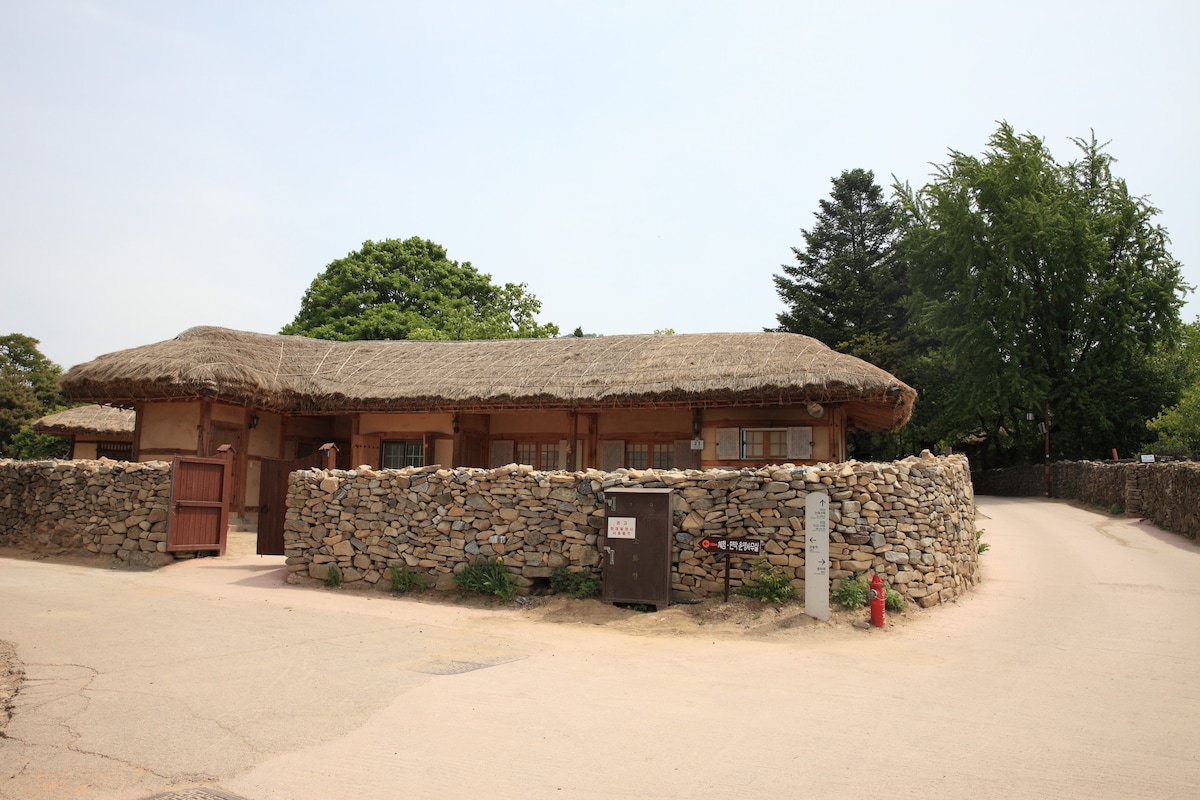 Dukhyunne ，独栋别墅住宿加早餐，您可在此体验Öam Folk Village的古老文化