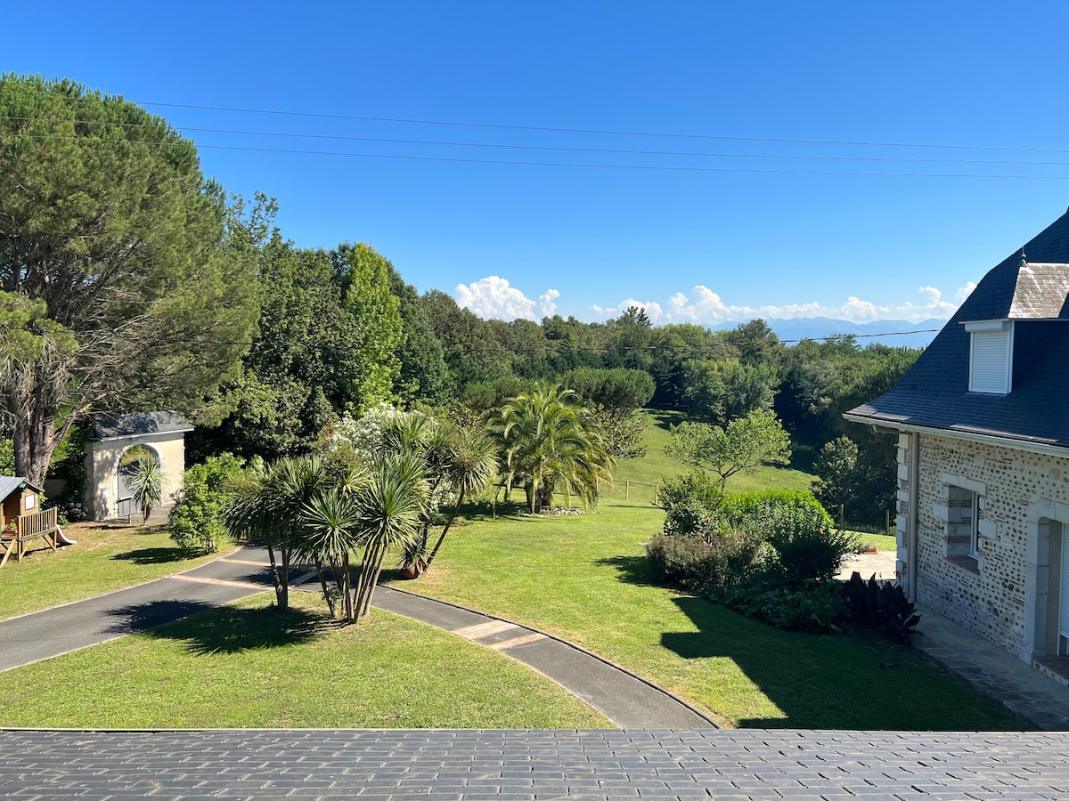 VILLA DE 300m2 VUE SUR LES PYRÉNÉES