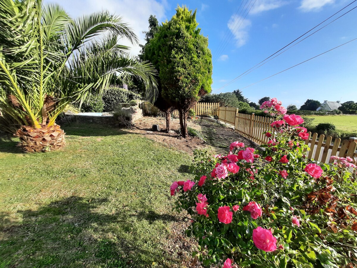 House and garden, beach at walking distance