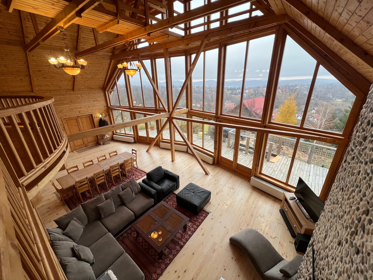 Carpathian Log Home2 ，迷人的玻璃墙度假木屋