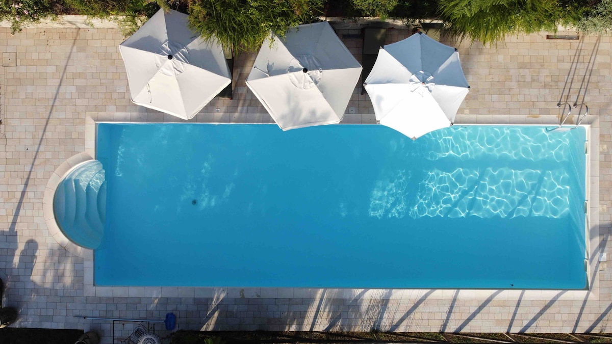 Large pool (15m x 5m) and panoramic position