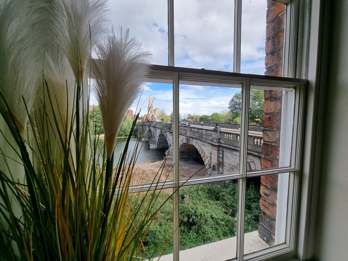 俯瞰河流的shrewsbury时代的房子