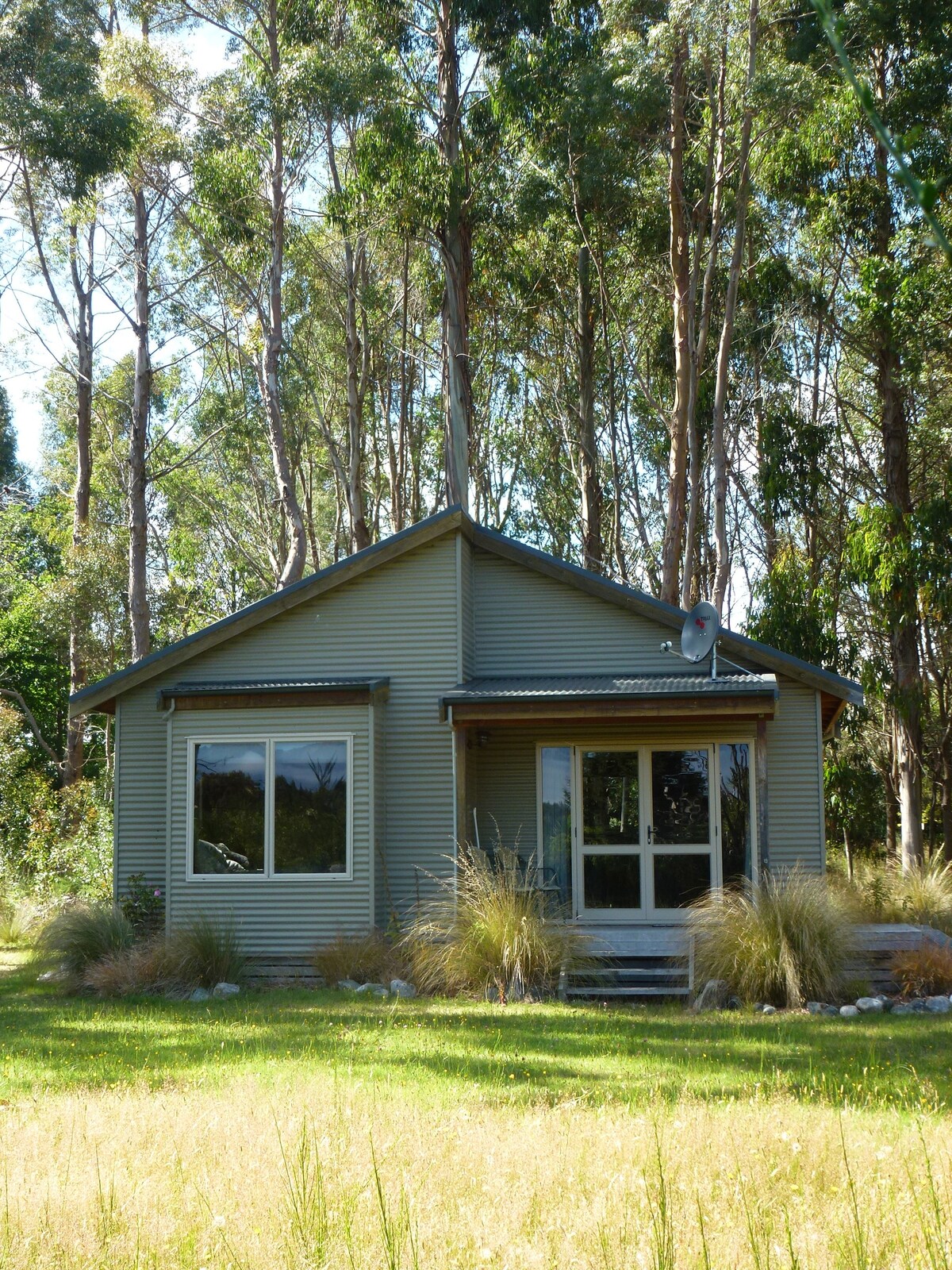 Misty Mountain Cabin Manapouri -舒适的自然景观