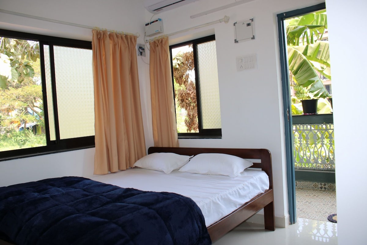 Lovely AC-bedroom with patio, Miramar,Panaji, Goa