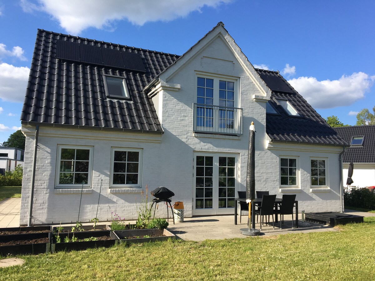 Allerød Blovstrød的现代家庭住宅