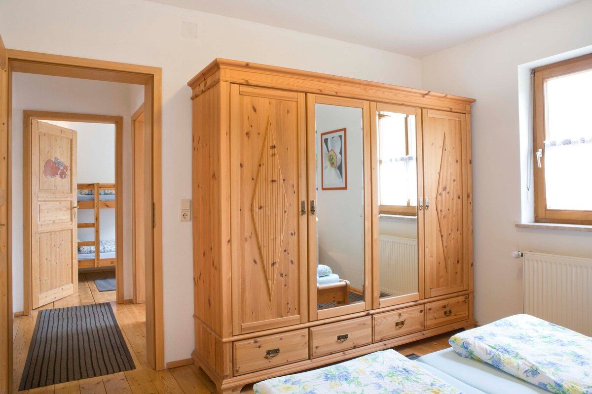 Schlossberghof (Marktrodach), Ferienwohnung Spechthöhle (45qm)  für 4 Personen + 1 Zustellbett