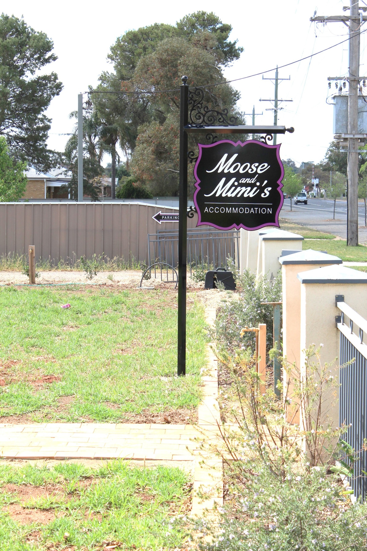 Moose and Mimis, Apartment Two, Temora