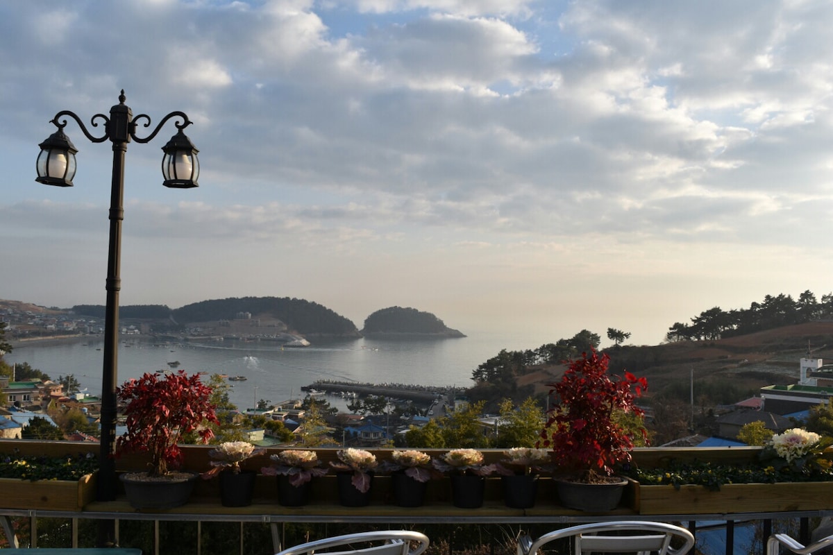 在这里，您可以像在自己花园一样欣赏南海（ Namhae Sea ）。 
岛上乡村别墅变成了我的别墅。