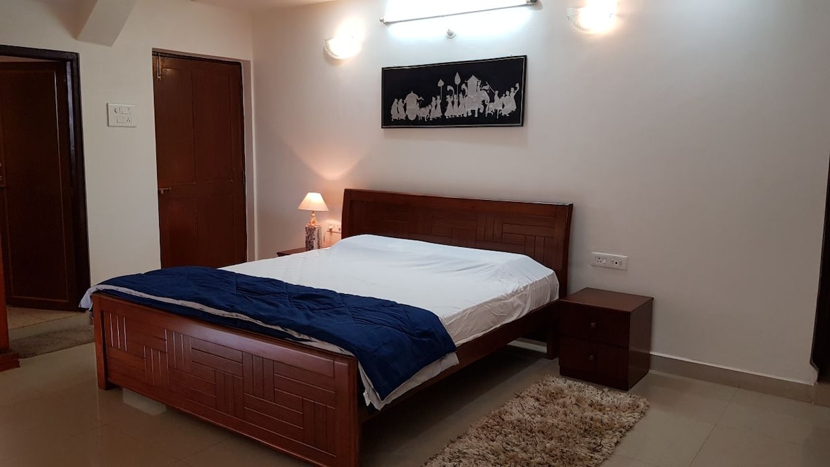 Large comfortable Room with balcony, Ponda