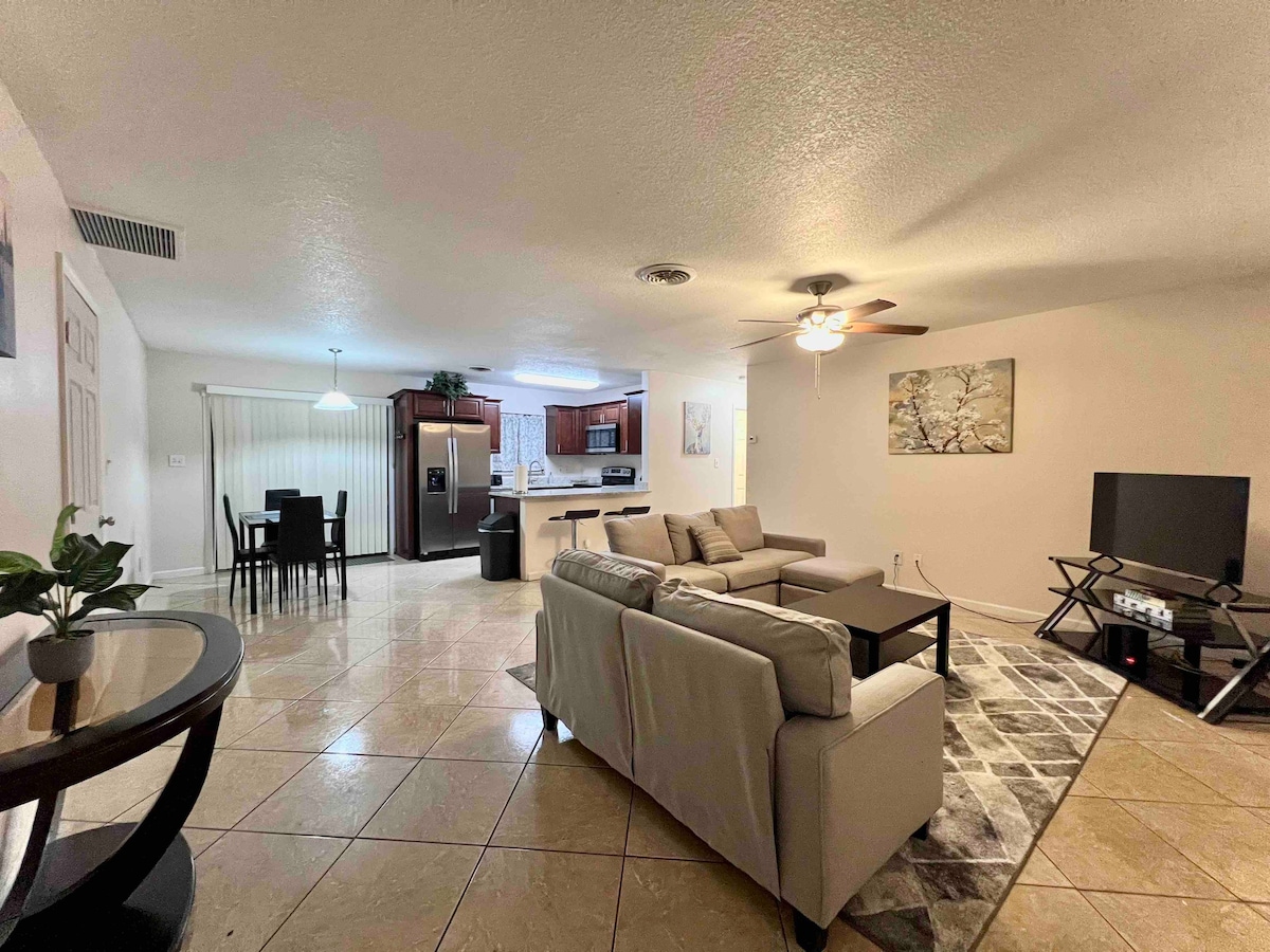 Cozy Family Home 10 minutes from UCF