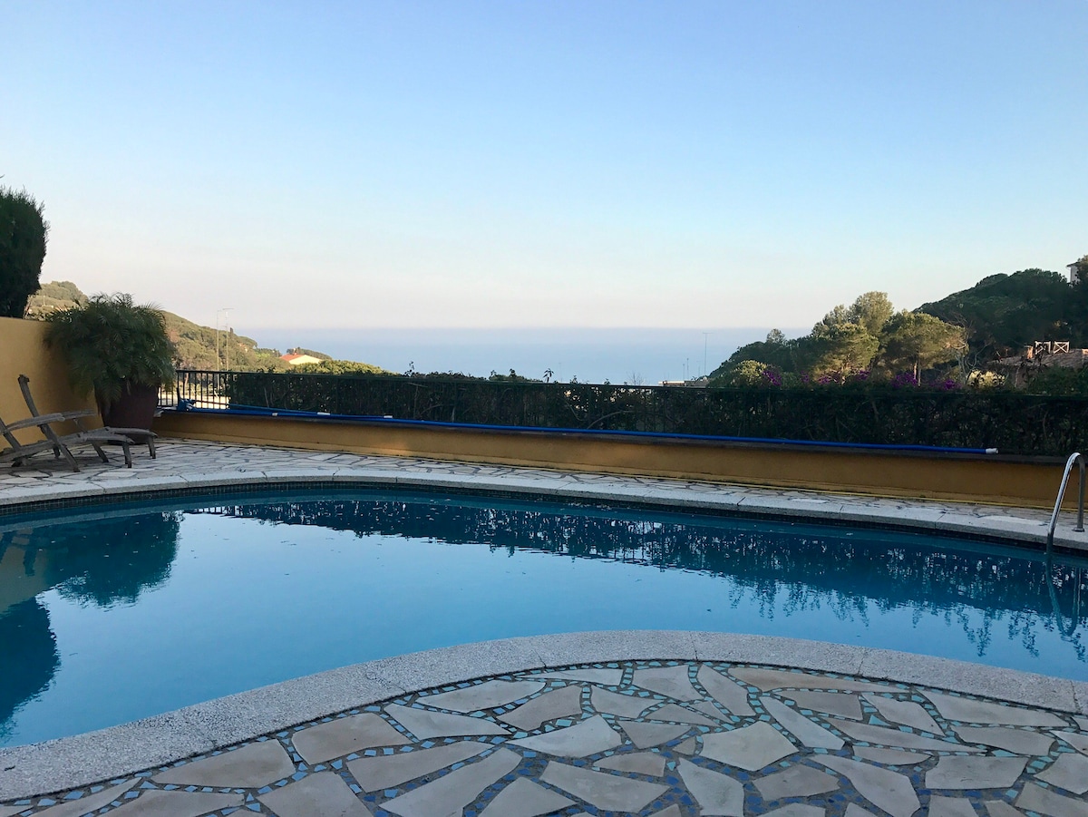 游泳池和海景单间公寓和La Villa Mariposa