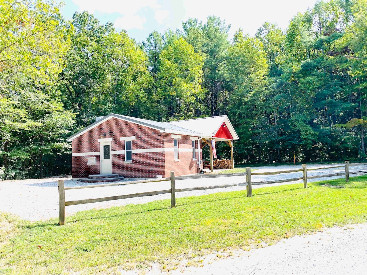 Tower Ridge Camp. Cabin in Hoosier National Forest