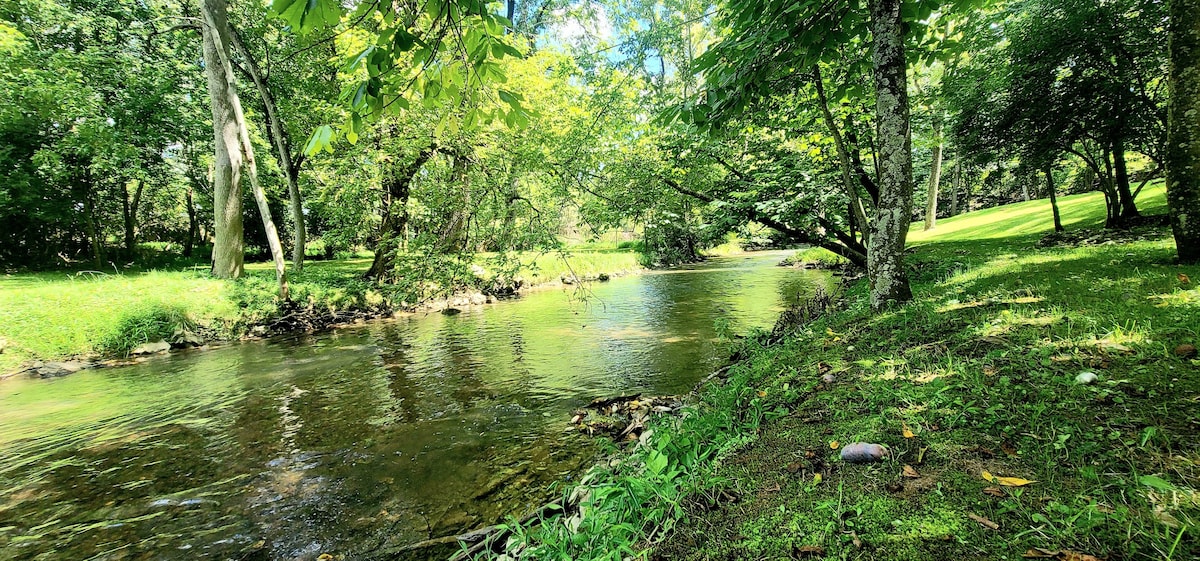 Creekside Retreat - Firepit, Outdoor Dining, Creek