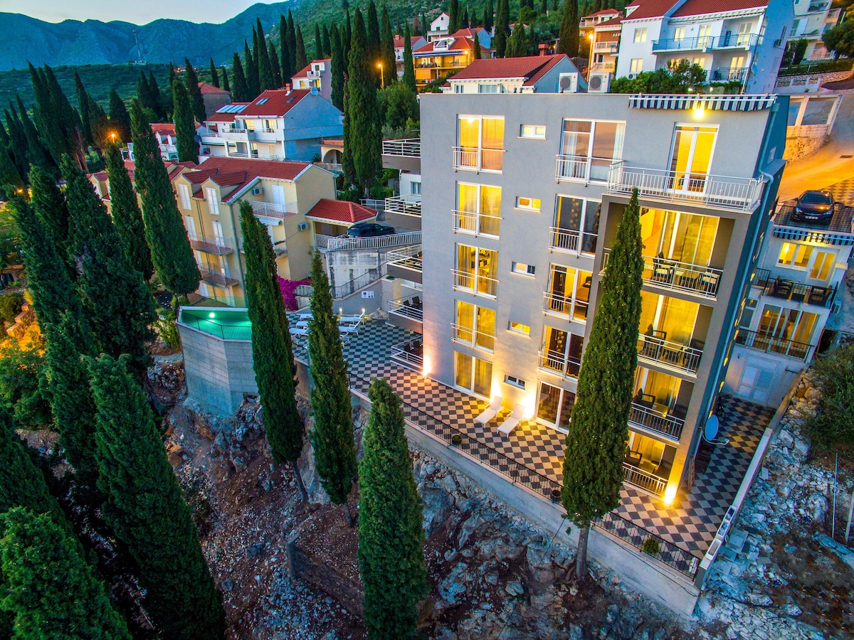 Deluxe apartment with balcony/terrace and sea view