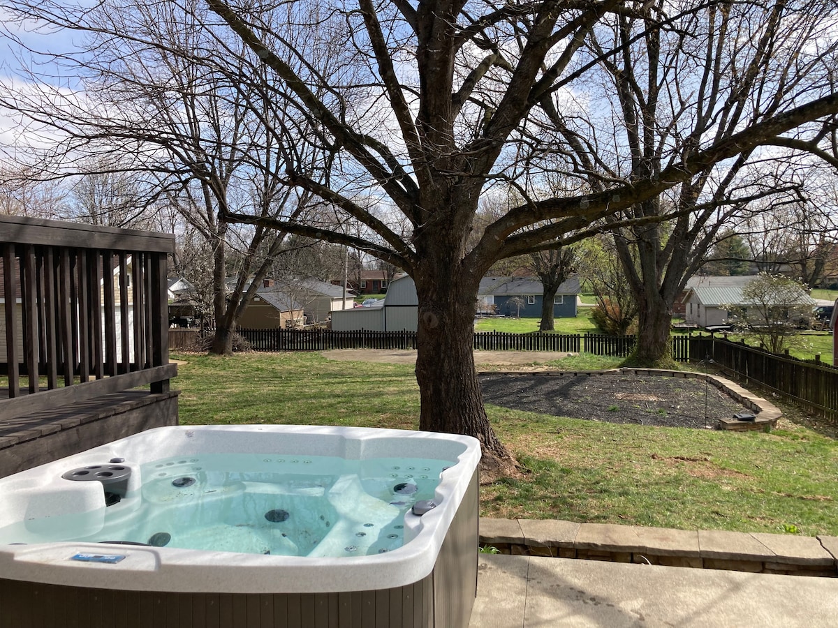 Bardstown w/Hot Tub & Poker Table