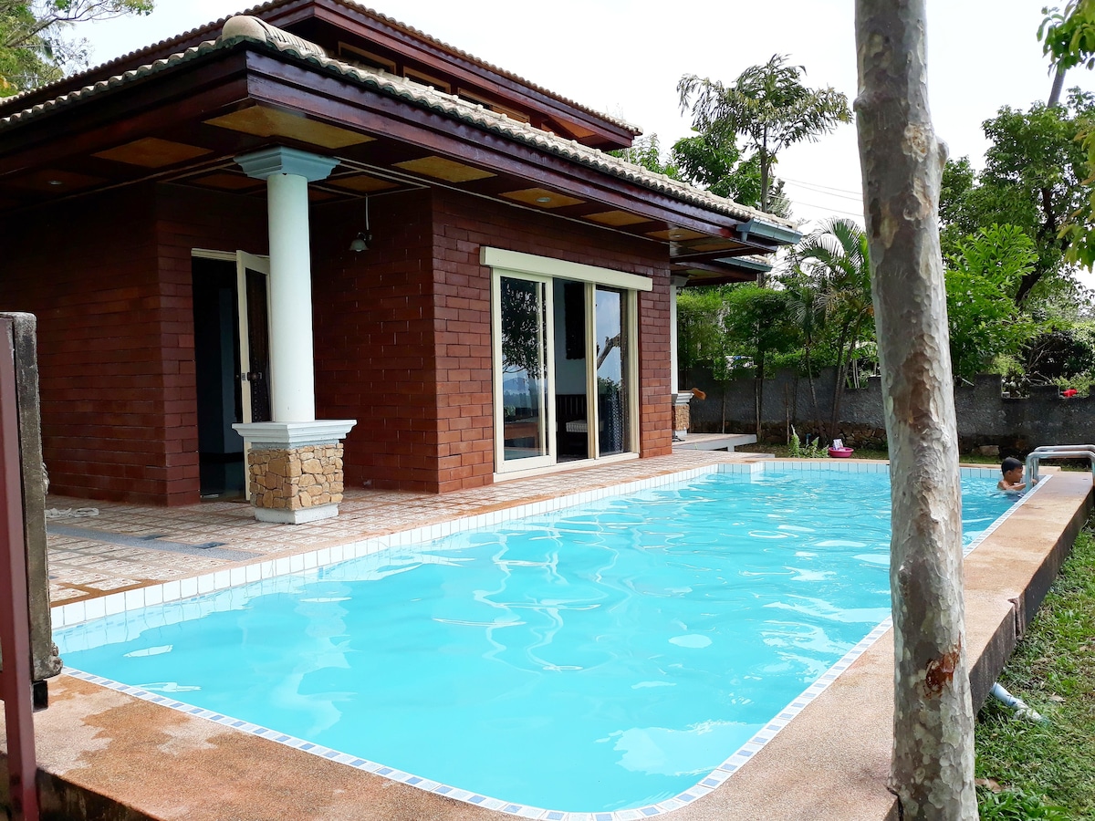漂亮的别墅，设有游泳池，可欣赏暹罗湾的海景