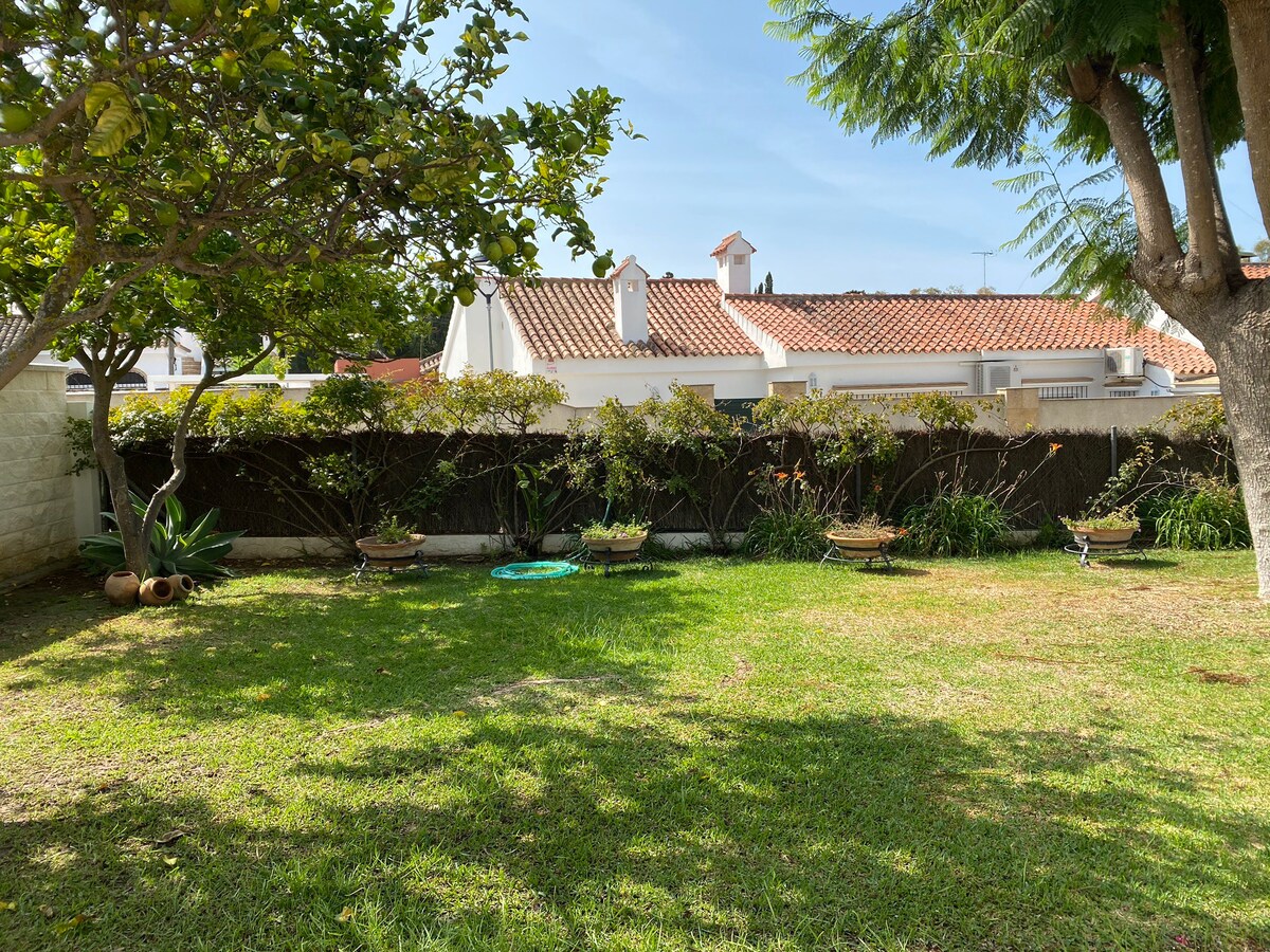 Casa familiar con jardin a pie de playa