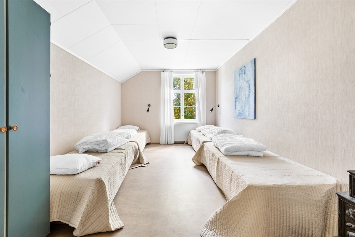 Hurdal Gjestegård -浪漫大楼温馨舒适的房间