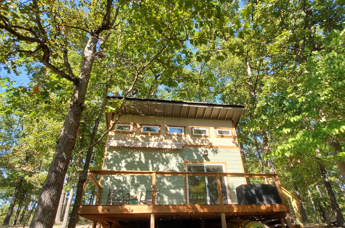 'It'll Do'-Upstyle off grid tiny home at the lake.