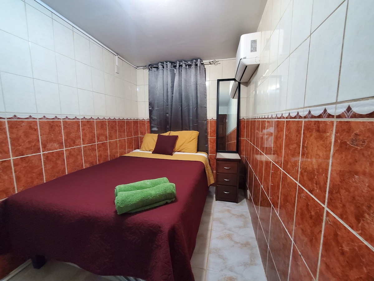 2 cuartos con A/C, sala, cocina, baño, tv, wifi.