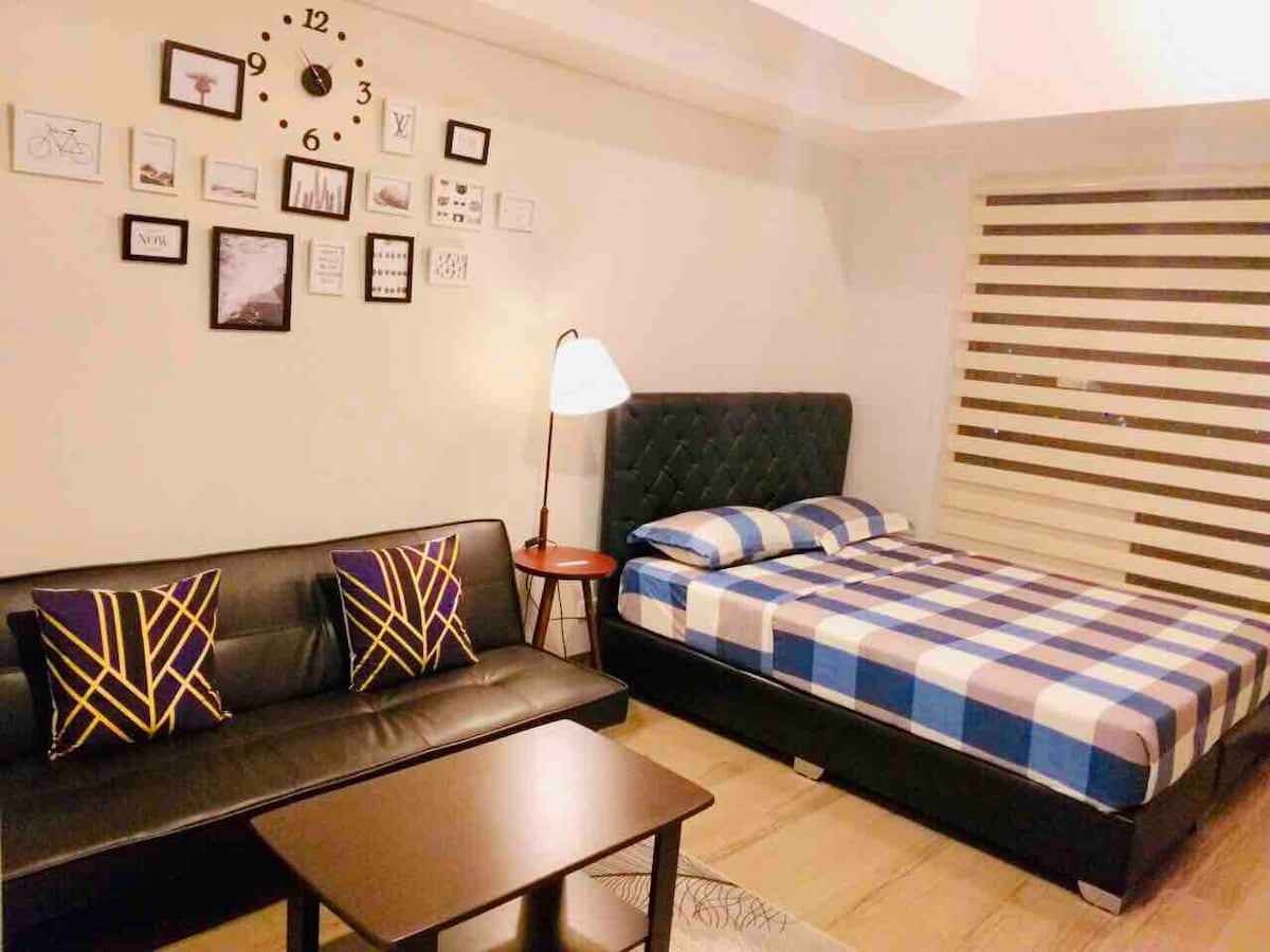 Barkada/家庭公寓，带标准双人床和沙发床，位于Cubao