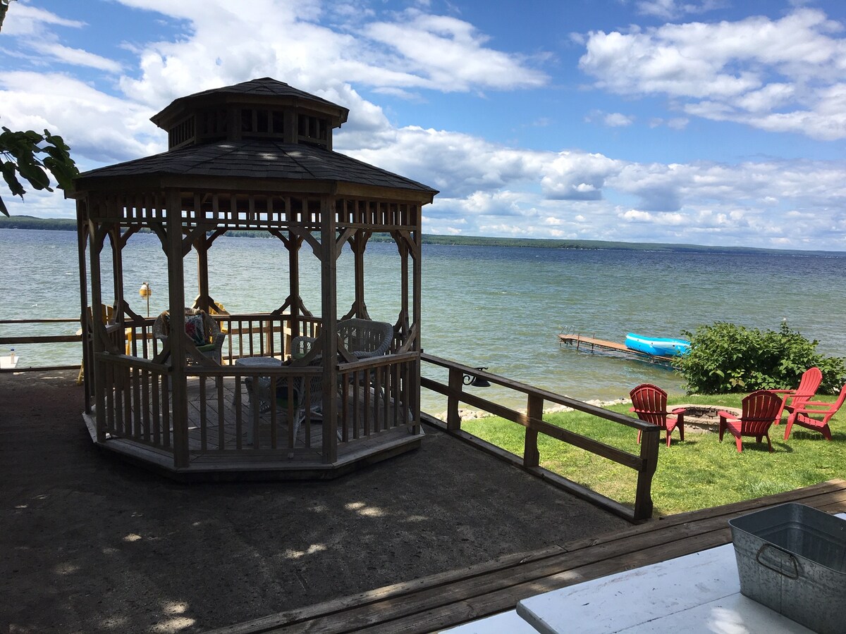 位于哈伯德湖（ Hubbard Lake ）的美丽湖景别墅